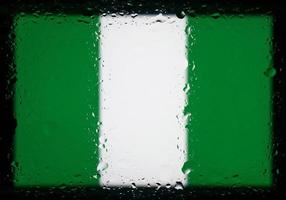 Wassertropfen auf Nigeria Flagge Hintergrund. geringe Schärfentiefe. selektiver Fokus. getönt. foto