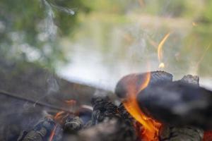 Flammen eines brennenden Lagerfeuers Nahaufnahme. abstrakter Hintergrund. foto