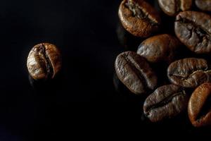 dunkler Röstkaffee auf schwarzem Hintergrund foto