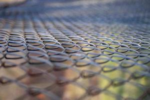 Eisengitternetz mit farbigem Bokeh-Hintergrund foto