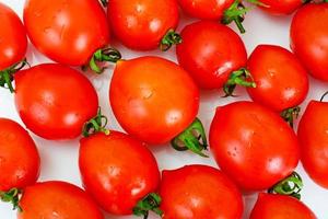 rote Tomaten auf weißem Hintergrund foto