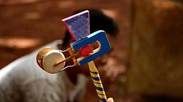 traditionelles indonesisches Kinderspielzeug aus Holz foto