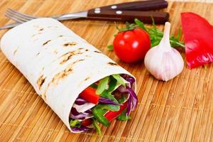 Shawarma Lavash mit Hühnchen und Gemüse foto