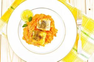 Fisch auf Griechisch mit Zwiebeln und Karotten