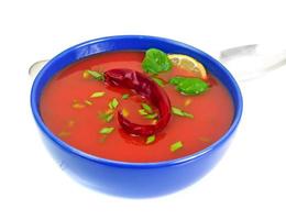 Tomatensuppe im Teller. nationale italienische küche foto