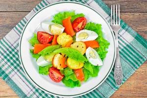 Salat, Tomate und Paprika mit Ei foto