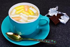 Kakao, Kaffee mit Marshmallows süße Speisen foto