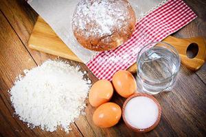 Brot, Mehl, Ei und Wasser. Backen foto