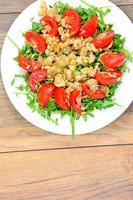 Salat mit Tomaten, Champignons, Rucola und Samen foto