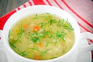 Gemüsesuppe in einem weißen Teller foto