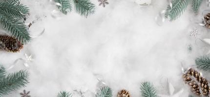 Flache Winter-Header-Fichtenzweige im Schnee mit Weihnachtsdekoration mit Kopierraum foto