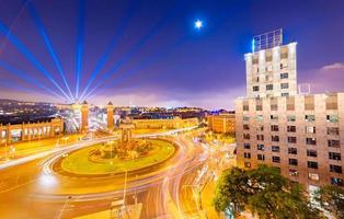 Nachtpanorama von Barcelona, Blick auf den zentralen Platz Placa d'Espanya, Spanien foto