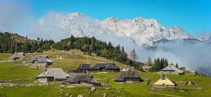 Bergdorf in den Alpen, Holzhäuser im traditionellen Stil, Velika Planina, Kamnik, Slowenien