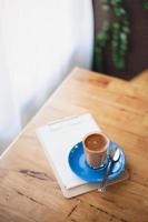 heißer Kaffee auf dem Tisch mit abstrakten Emotionen foto