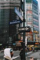 New York, USA. Februar 2009. Schilder und Poster auf einem Manhattan Avenue Poster foto