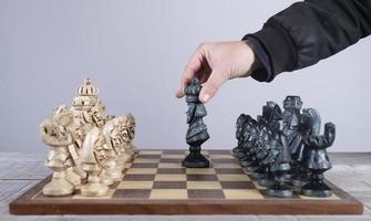 Schachfiguren in Ordnung bringen und den König in eine strategische Position bringen