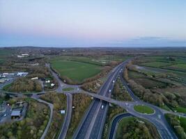 hoch Winkel Aussicht von britisch Straßen während Sonnenaufgang Morgen in der Nähe von Oxford Stadt, Oxfordshire, England vereinigt Königreich. März 23., 2024 foto