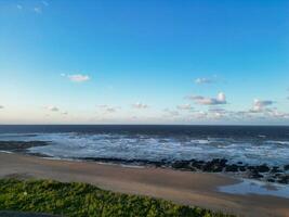 hoch Winkel Aussicht von Botanik Bucht Strand und Meer Aussicht während Sonnenuntergang beim Breittreppe Kent, England Vereinigtes Königreich. April 21., 2024 foto