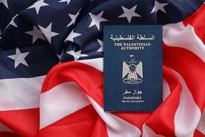 Blau palästinensisch Behörde Reisepass auf vereinigt Zustände National Flagge Hintergrund schließen oben foto