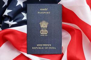 Blau indisch Reisepass auf vereinigt Zustände National Flagge Hintergrund schließen oben foto