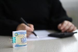 Buchhalter Start zu füllen iranisch MwSt bilden auf Büro Tisch. Besteuerung Zeitraum und jährlich Steuerzahler Routine foto