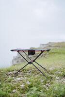 ultraleicht falten Tabelle zum Camping Sport Ausrüstung, Tourist Ausrüstung, Metall rahmen, Bogen Steuerkreuz. foto