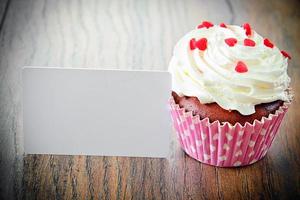 Kuchen mit Sahne, Cupcake auf holzigem Hintergrund foto