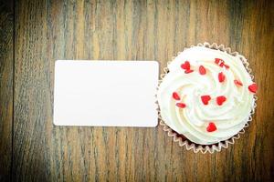 Kuchen mit Sahne, Cupcake auf holzigem Hintergrund foto