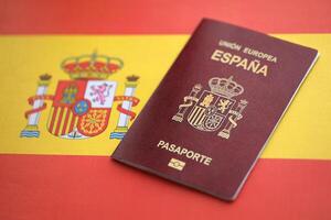 rot Spanisch Reisepass von europäisch Union auf National Flagge Hintergrund schließen oben foto
