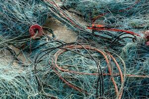 alt Angeln Netz auf das Strand. foto