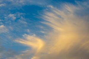 Orange Wolke mit Blau Himmel foto