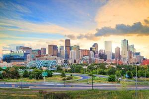 Panorama der Skyline von Denver in der Dämmerung. foto