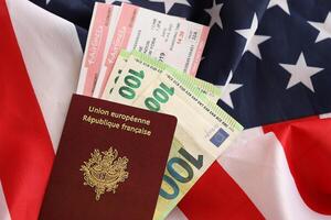 Französisch Reisepass und Euro Geld mit Fluggesellschaft Tickets auf vereinigt Zustände National Flagge Hintergrund foto