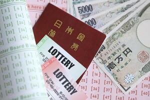 Lotterie Tickets Lügen mit japanisch Yen Rechnungen auf Glücksspiel Blätter mit Zahlen zum Markierung zu abspielen Lotterie foto