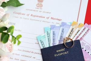 indisch Zertifikat von Anmeldung von Ehe leer dokumentieren und Hochzeit Ring mit Rupiah Geld foto