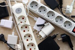 viele elektrisch Stecker Netzwerk Stau. das Konzept von elektrisch Abhängigkeit foto