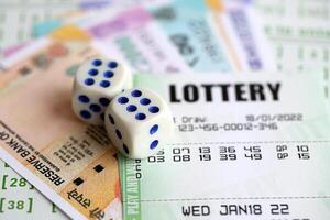 Grün Lotterie Tickets und indisch Rupien Geld Rechnungen auf leer mit Zahlen zum spielen Lotterie foto