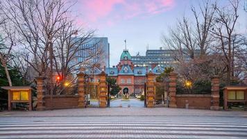 die historischen ehemaligen Hokkaido-Regierungsbüros in der Dämmerung foto