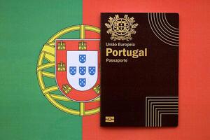 rot Portugal Reisepass von europäisch Union auf National Flagge Hintergrund schließen oben foto
