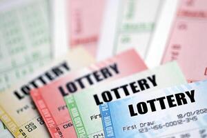 Lotterie Tickets von anders Farben auf leer Rechnungen mit Zahlen zum spielen Lotterie foto