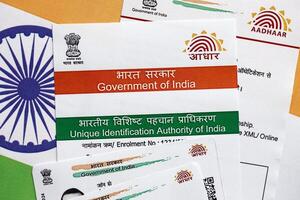 indisch aadhaar Karte von einzigartig Identifizierung Behörde von Indien auf indisch Flagge foto