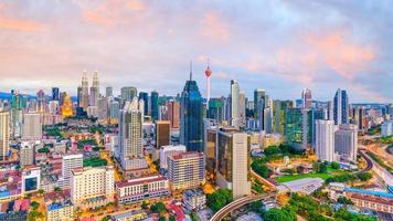 Innenstadt von Kuala Lumpur Skyline in der Dämmerung foto