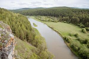 schön Landschaft Aussicht von das Fluss Senke von das Höhe von das Berg, das Berg Bereiche von das Süd- Ural, dunkel schmutzig Wasser. foto