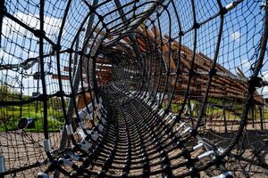 Spinnennetz Kinder- Spielplatz, Tunnel zum Klettern Kinder, schwarz Nylon Seil Seil, Gittergewebe mit Zellen. foto