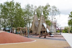 Kinder- Erholung Park, zwei Pyramiden gemacht von Bretter, ein hölzern Stadt, Dorf zum Kinder- Spiele. foto