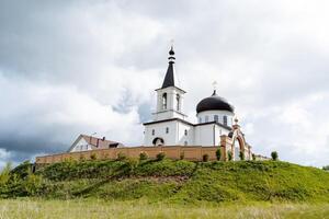 Panorama von das Kirche Kirche gegen das Hintergrund von ein wolkig Himmel, ein orthodox Kloster steht auf ein Berg, ein alt Russisch Festung, ein Christian Kloster. foto