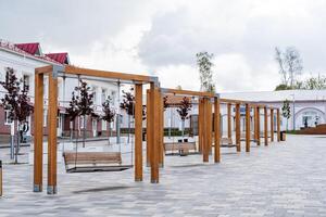 das Stadt Park auf das Quadrat, schön Schaukeln gemacht von Holz, hängend Bänke auf Ketten, ein Platz zum Menschen zu entspannen, ein modern Erholung Center zum Bürger, Dort sind Nein Personen. foto