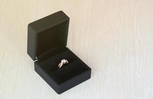 Gold Diamant Engagement Ring im schwarz Box Fall auf Weiß Hintergrund foto