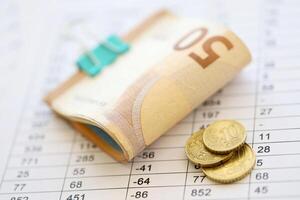 Haufen von Euro Geld Rechnungen im Schreibwaren Clip auf Papiere mit Berechnungen und Quittungen. Geschäft und Buchhaltung Konzept foto