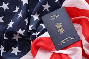 Blau indisch Reisepass auf vereinigt Zustände National Flagge Hintergrund schließen oben foto